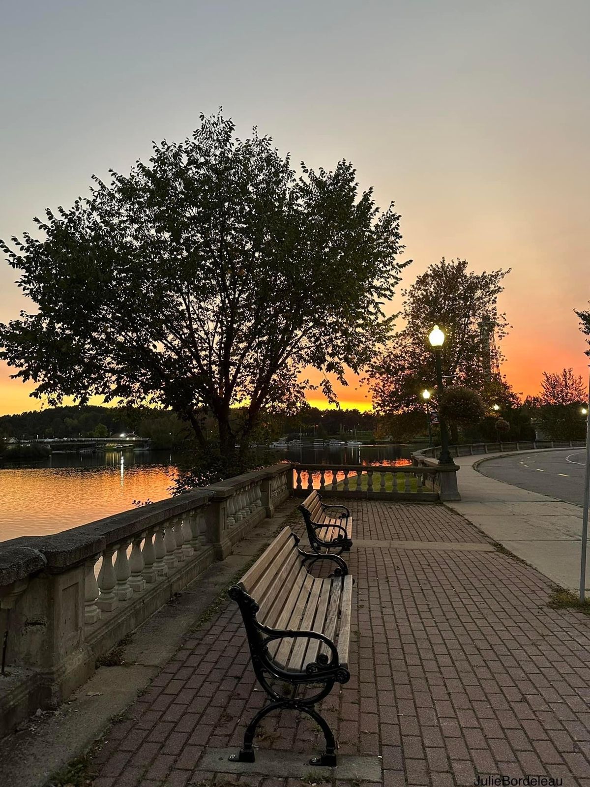 Ciudad amplia al atardecer